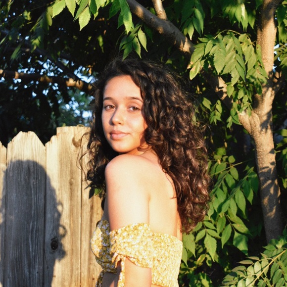 Meet your Posher, Giselle - Picture 3 of 4